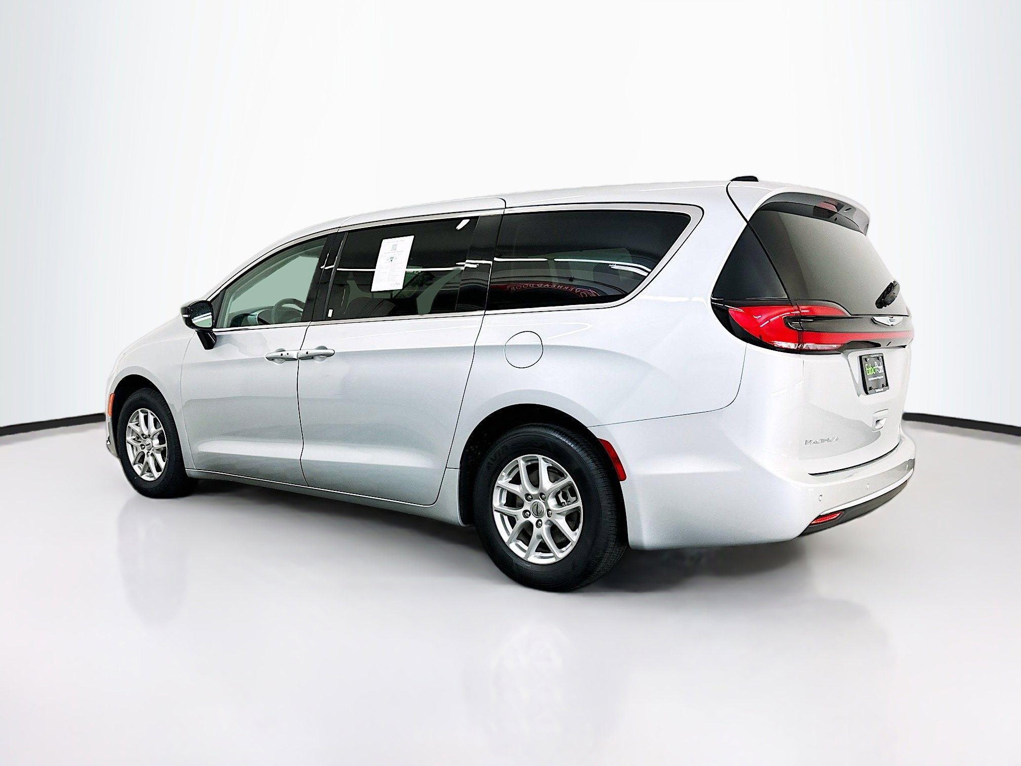 Used 2024 Chrysler Pacifica Touring-L image 5