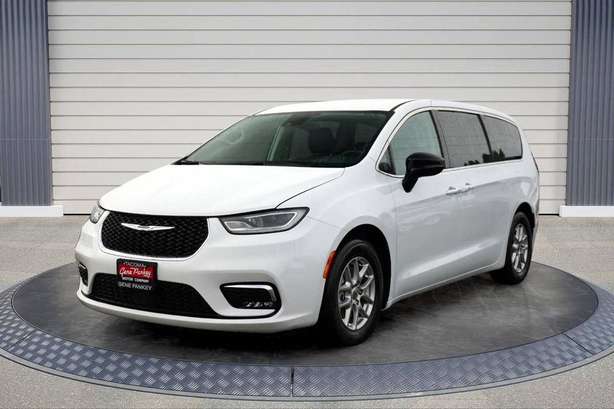 Used 2024 Chrysler Pacifica Touring-L FWD image 3