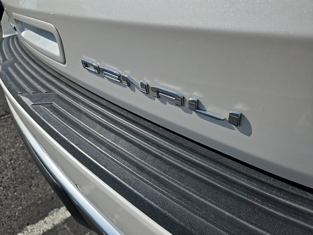 Used 2023 GMC Yukon XL Denali AWD/4WD image 14