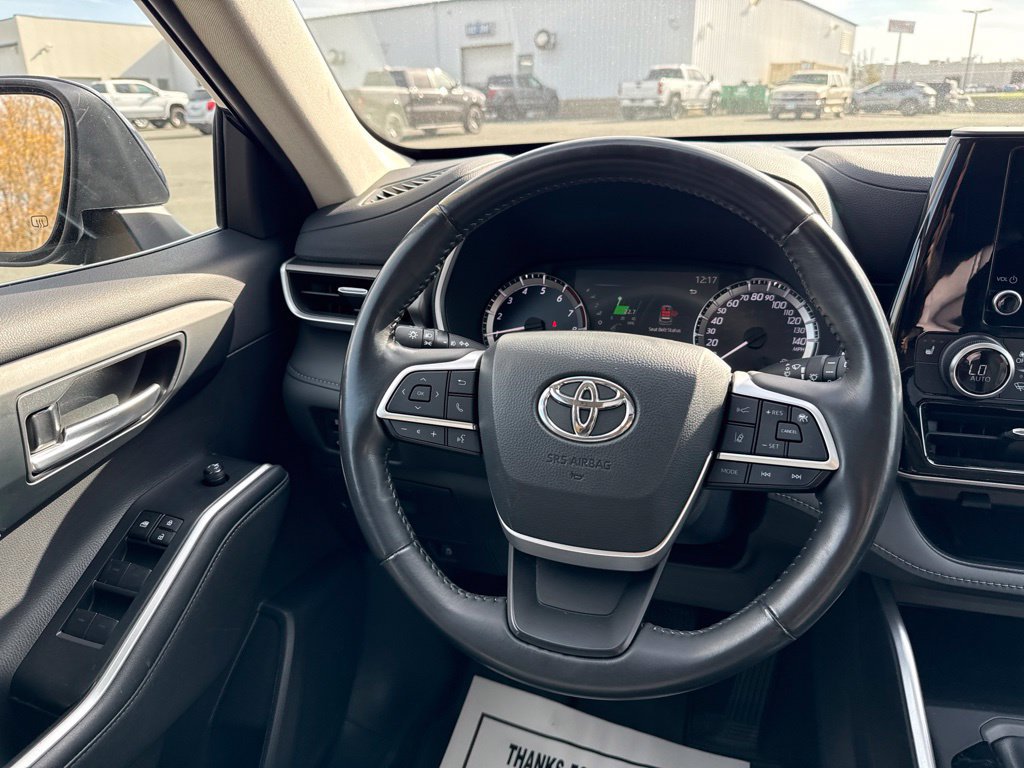 Used 2023 Toyota Highlander XLE AWD/4WD image 17