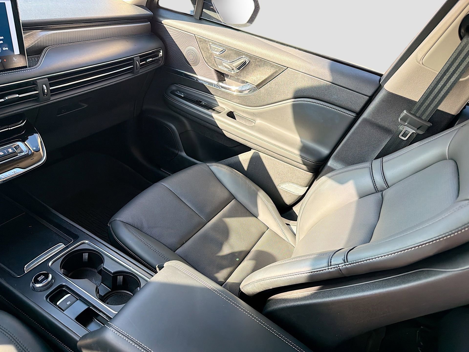 Used 2025 Lincoln Corsair Reserve image 28