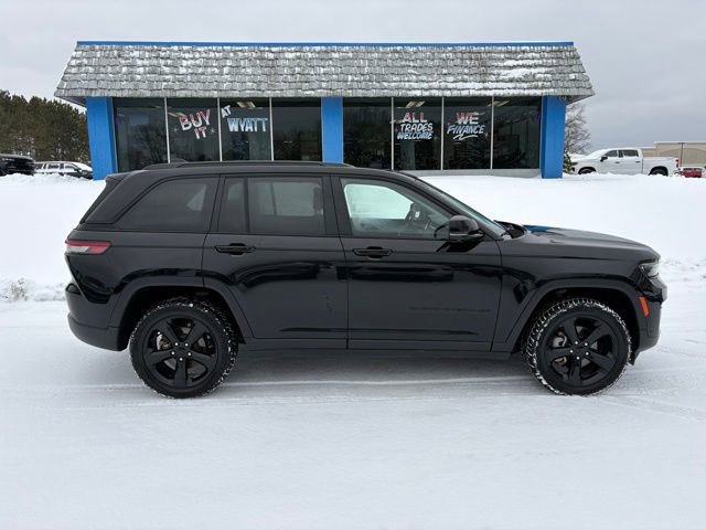 Used 2023 Jeep Grand Cherokee Limited w/ Luxury Tech Group II image 4