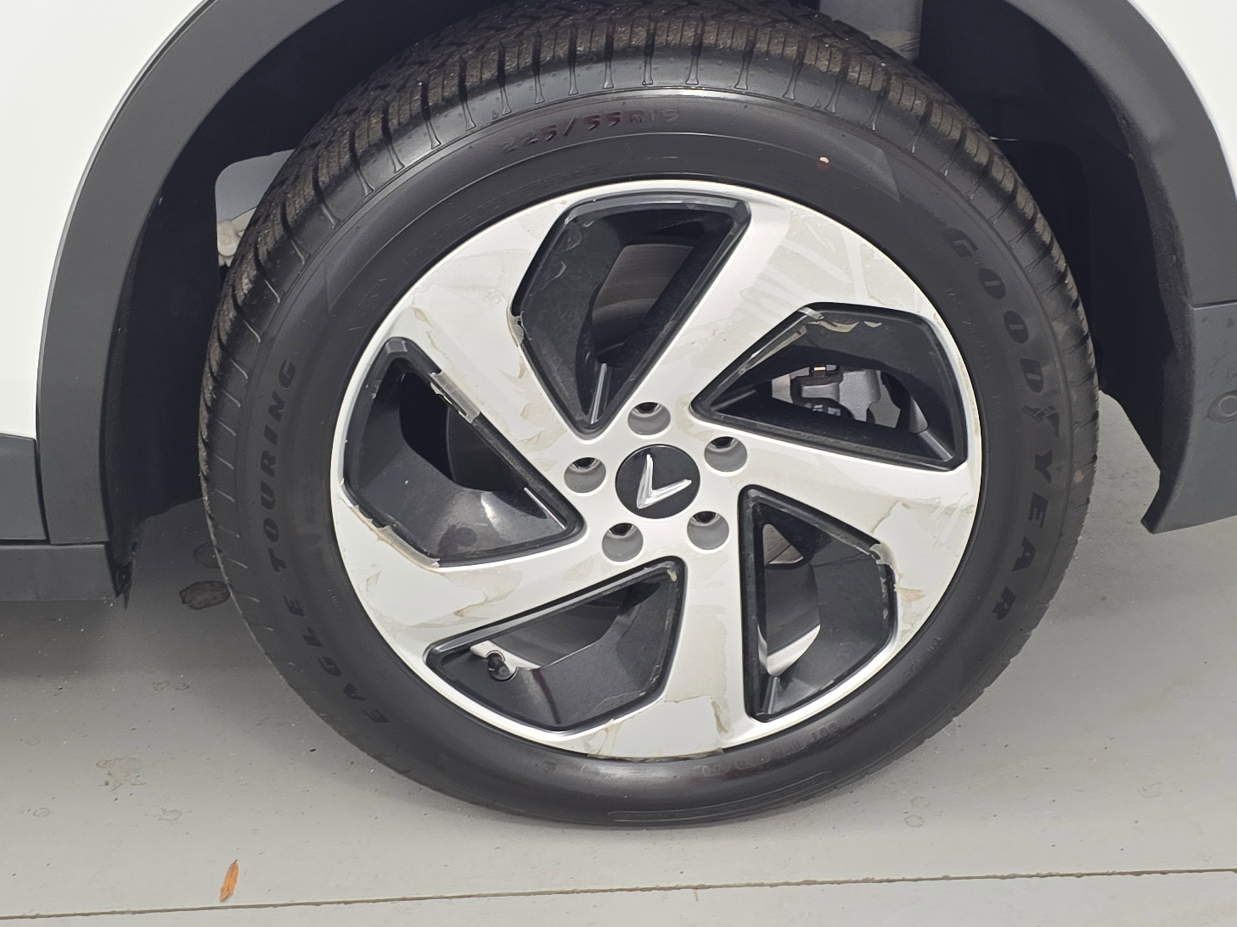 New 2025 VinFast VF 8 Eco image 28