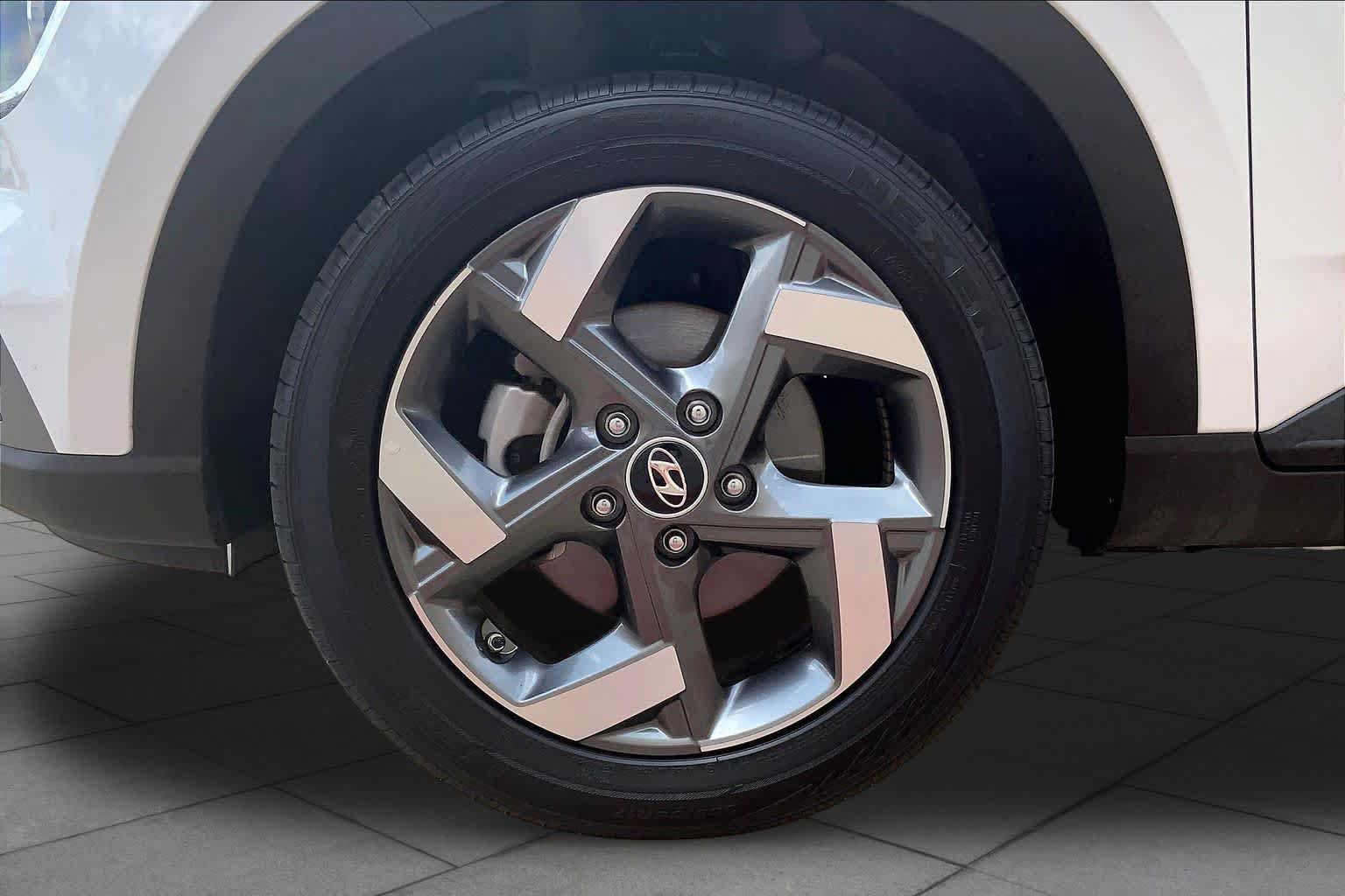 Certified 2025 Hyundai Venue SEL FWD image 10