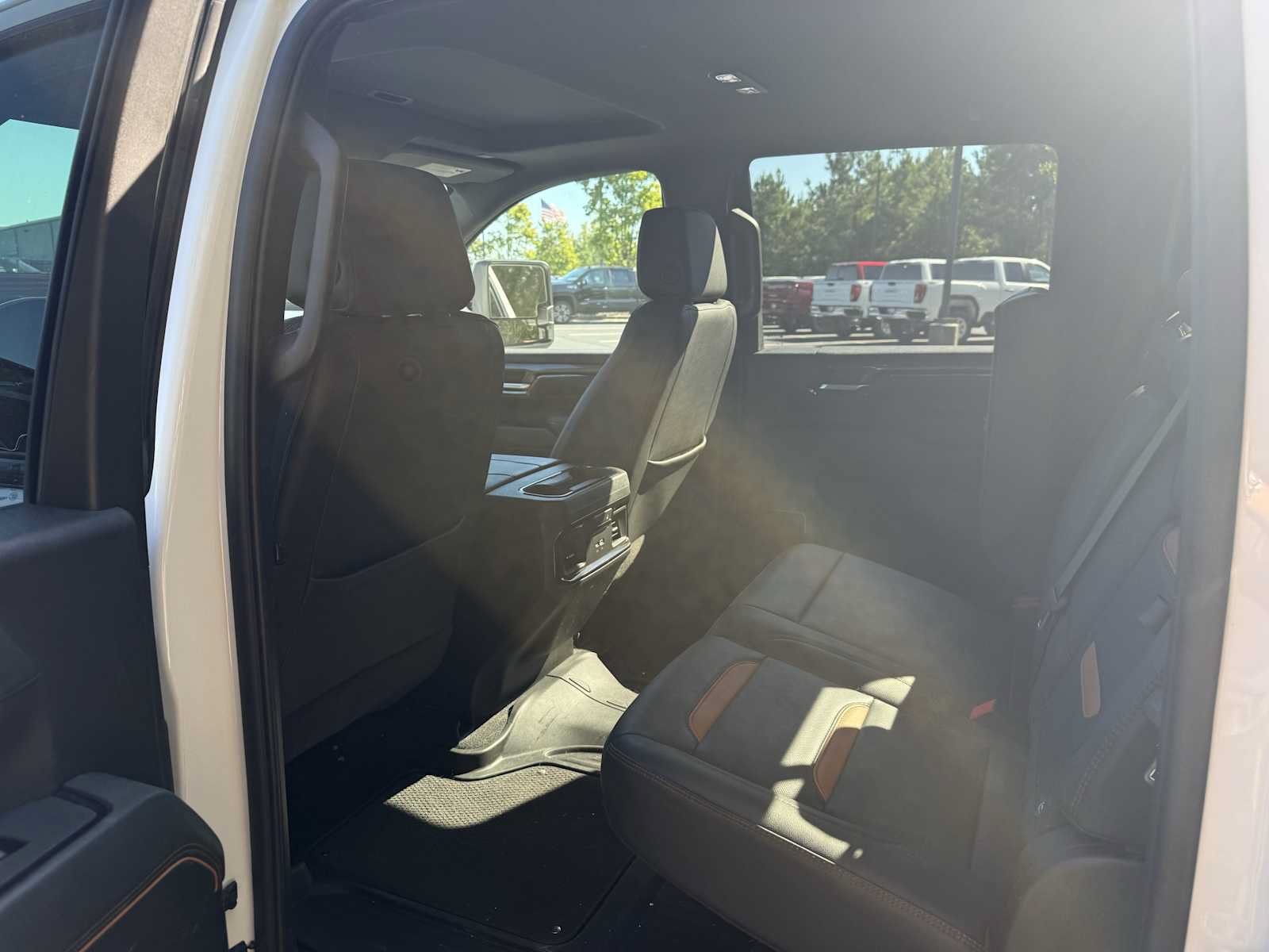 Used 2024 GMC Sierra 2500 AT4 w/ AT4 Preferred Package AWD/4WD image 9