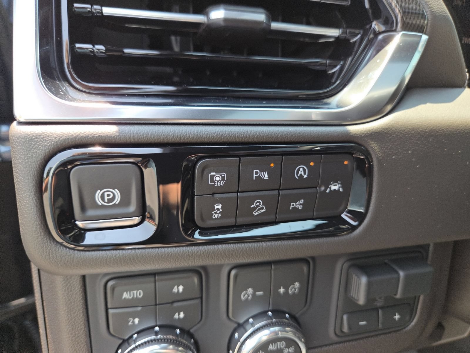 New 2026 GMC Yukon XL Elevation w/ Elevation Premium Package AWD/4WD image 16