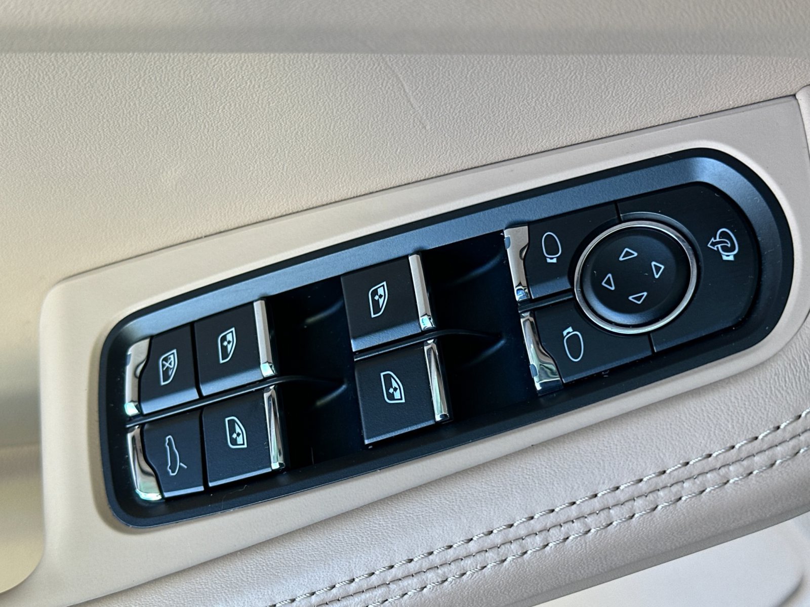 Certified 2023 Porsche Macan S AWD/4WD image 13