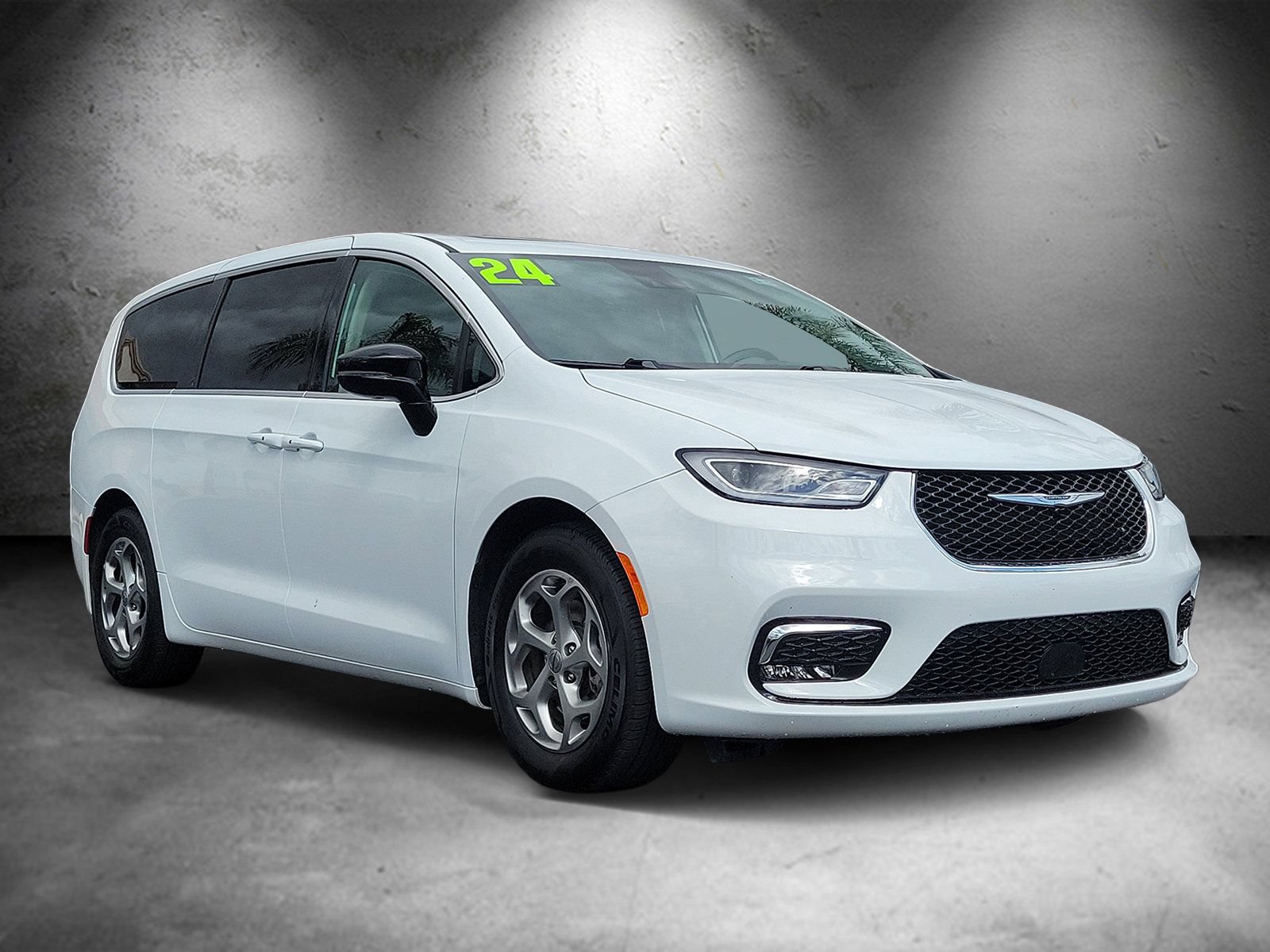 Used 2024 Chrysler Pacifica Limited FWD image 2