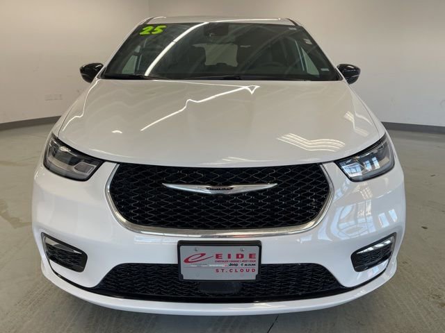 Used 2025 Chrysler Pacifica Select image 3