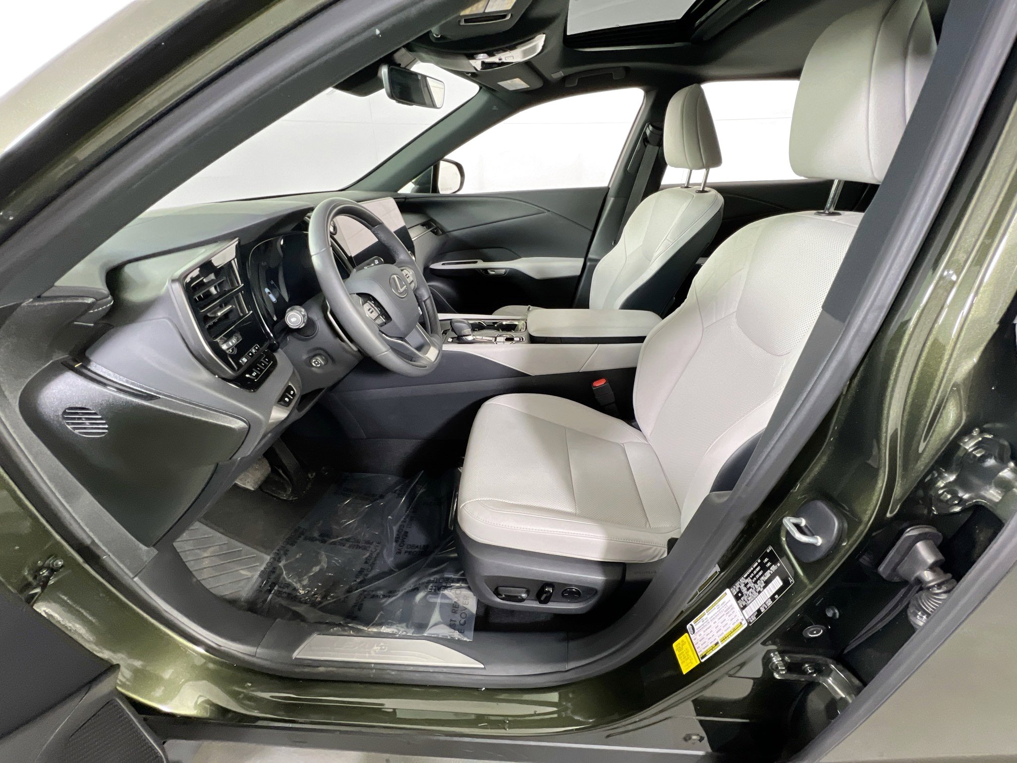 Used 2025 Lexus RX 350h w/ Accessory Package image 21