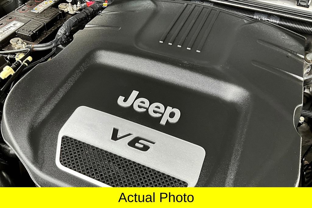 Used 2016 Jeep Wrangler Unlimited Sahara w/ Connectivity Group image 34