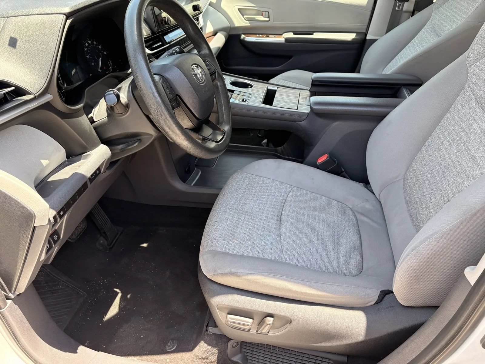 Used 2023 Toyota Sienna LE FWD image 11