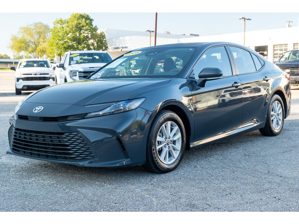 Used 2025 Toyota Camry LE FWD image 4