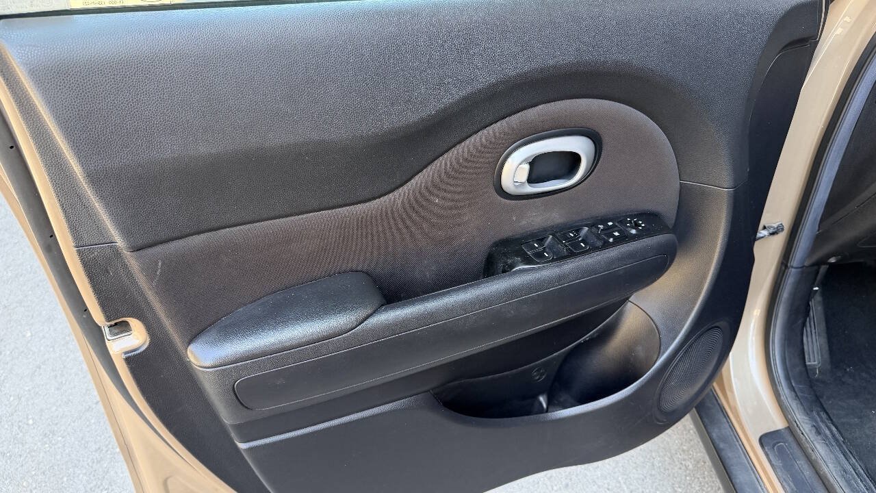 Used 2015 Kia Soul FWD image 11