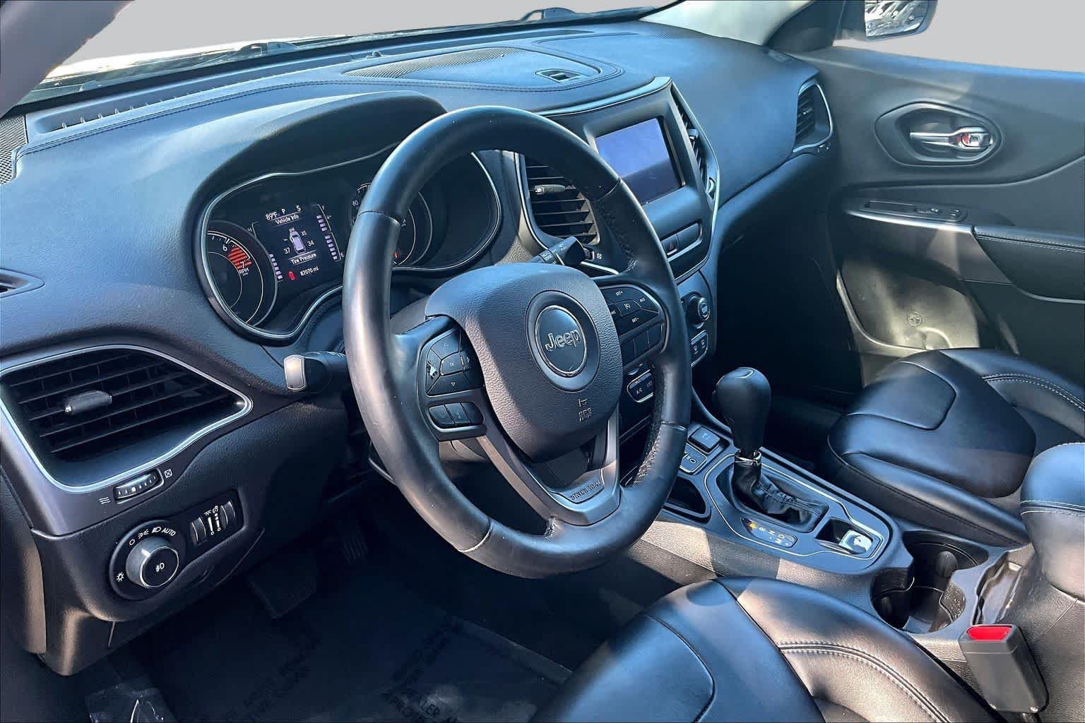 Used 2019 Jeep Cherokee Latitude Plus FWD image 18