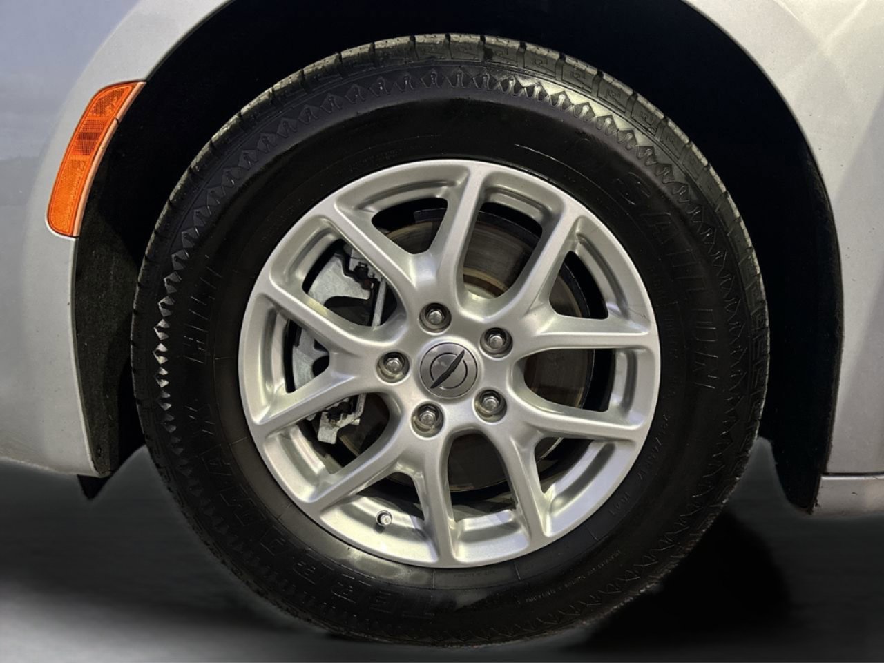 Used 2022 Chrysler Voyager LX image 32