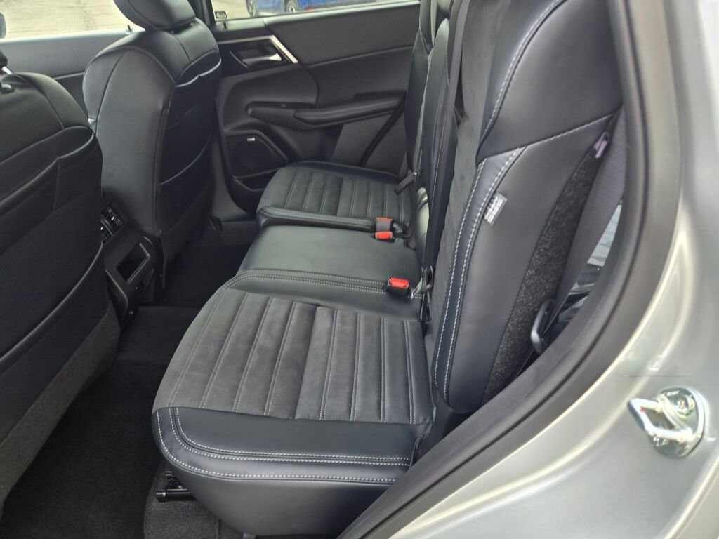 New 2026 Mitsubishi Outlander SE FWD image 12