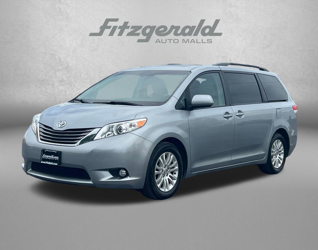 Used 2014 Toyota Sienna XLE FWD image 2