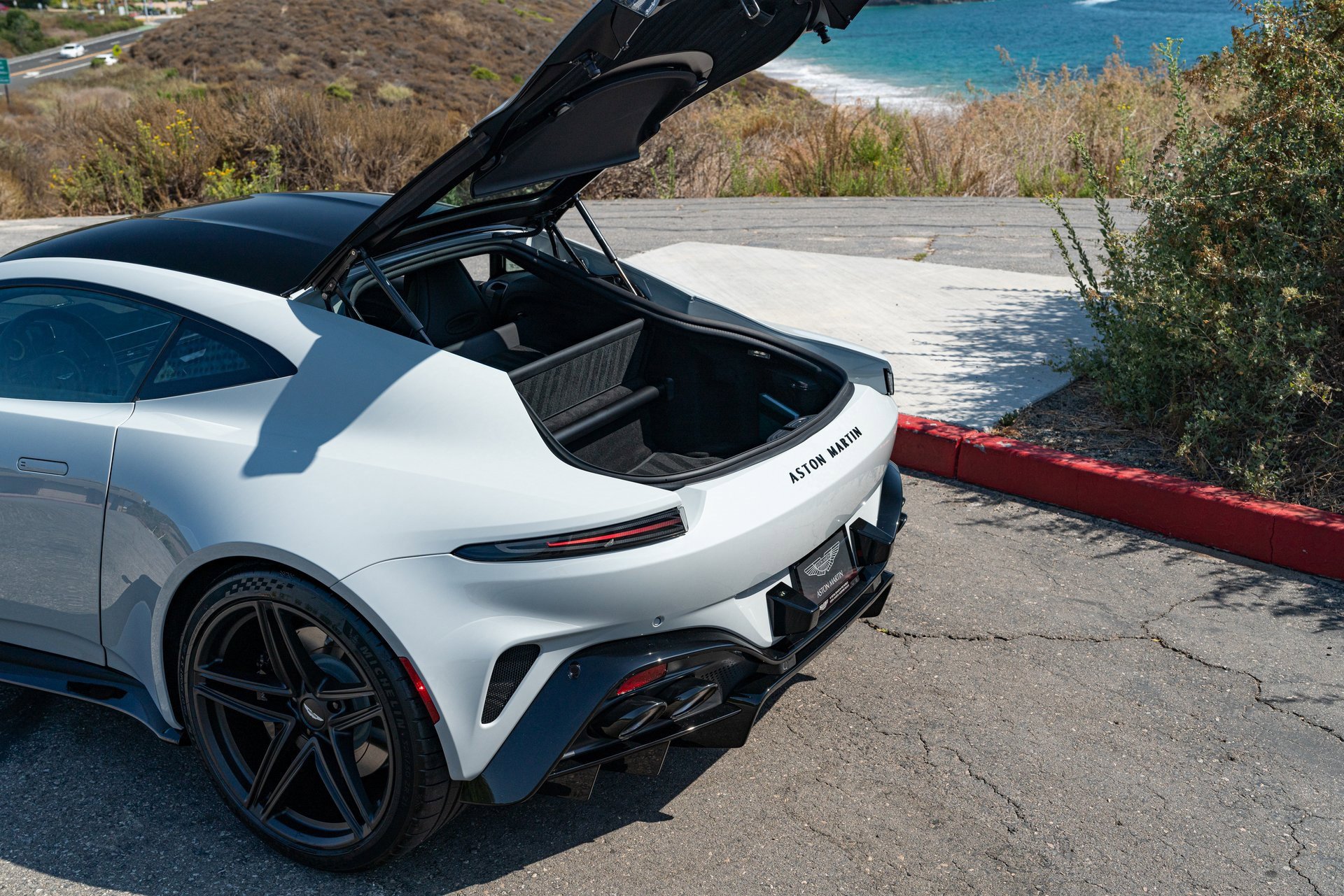 Used 2025 Aston Martin V8 Vantage Coupe image 11