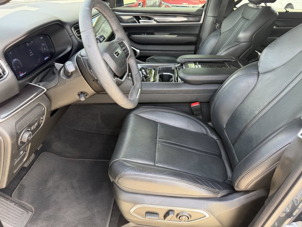 Used 2024 Jeep Wagoneer L 2WD w/ Premium Group I image 23