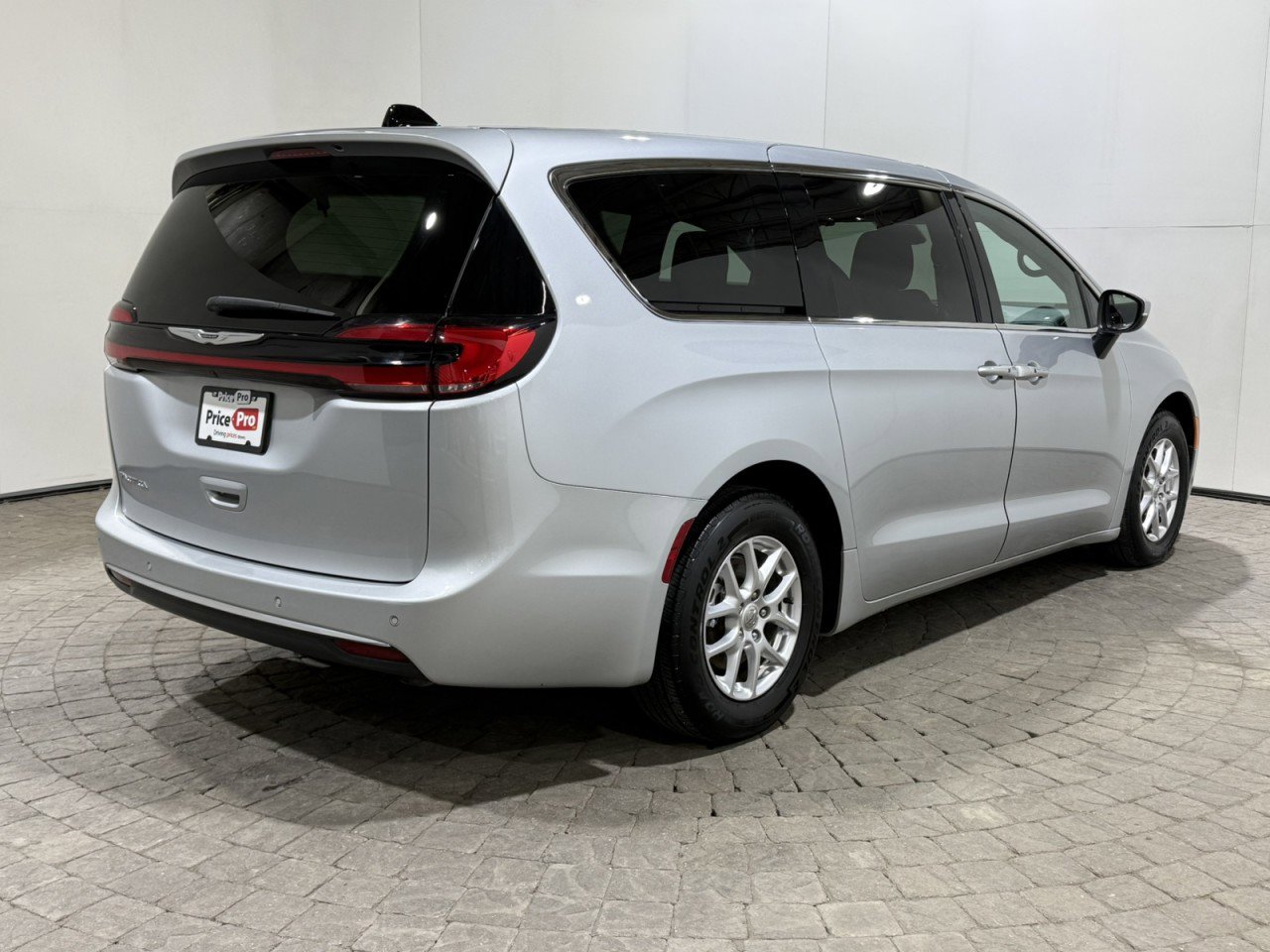 Used 2023 Chrysler Pacifica Touring image 9
