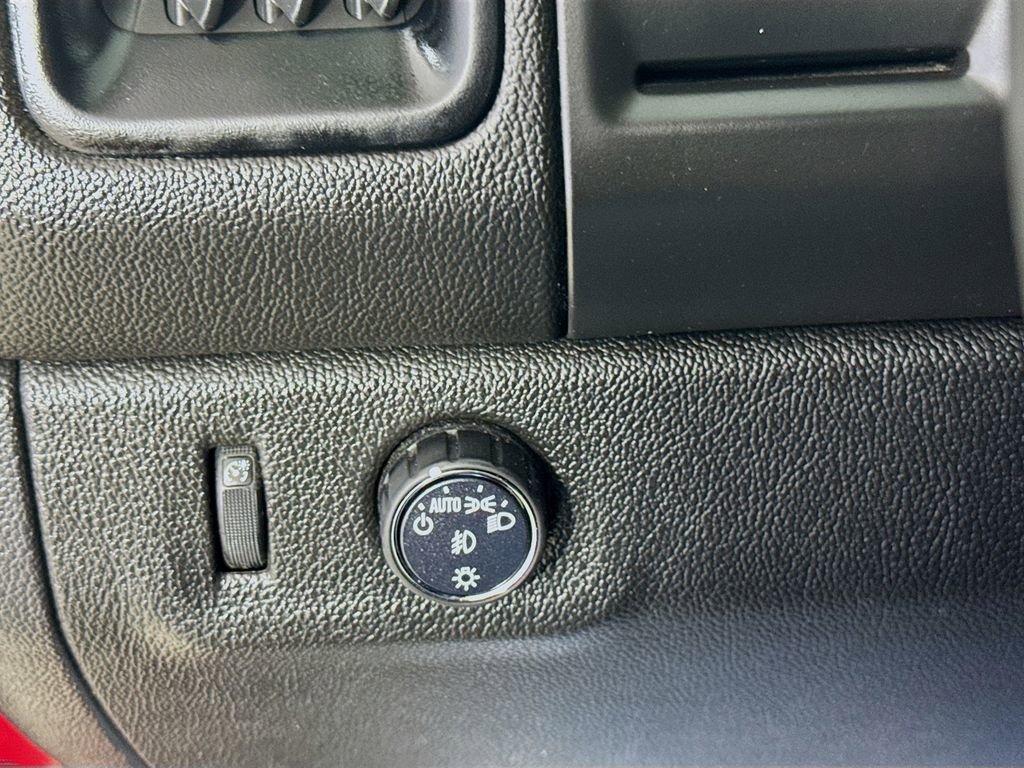 Used 2018 Chevrolet Colorado LT w/ LT Convenience Package RWD image 12