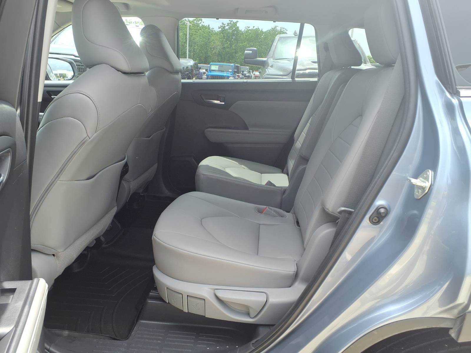 Used 2020 Toyota Highlander XLE FWD image 9