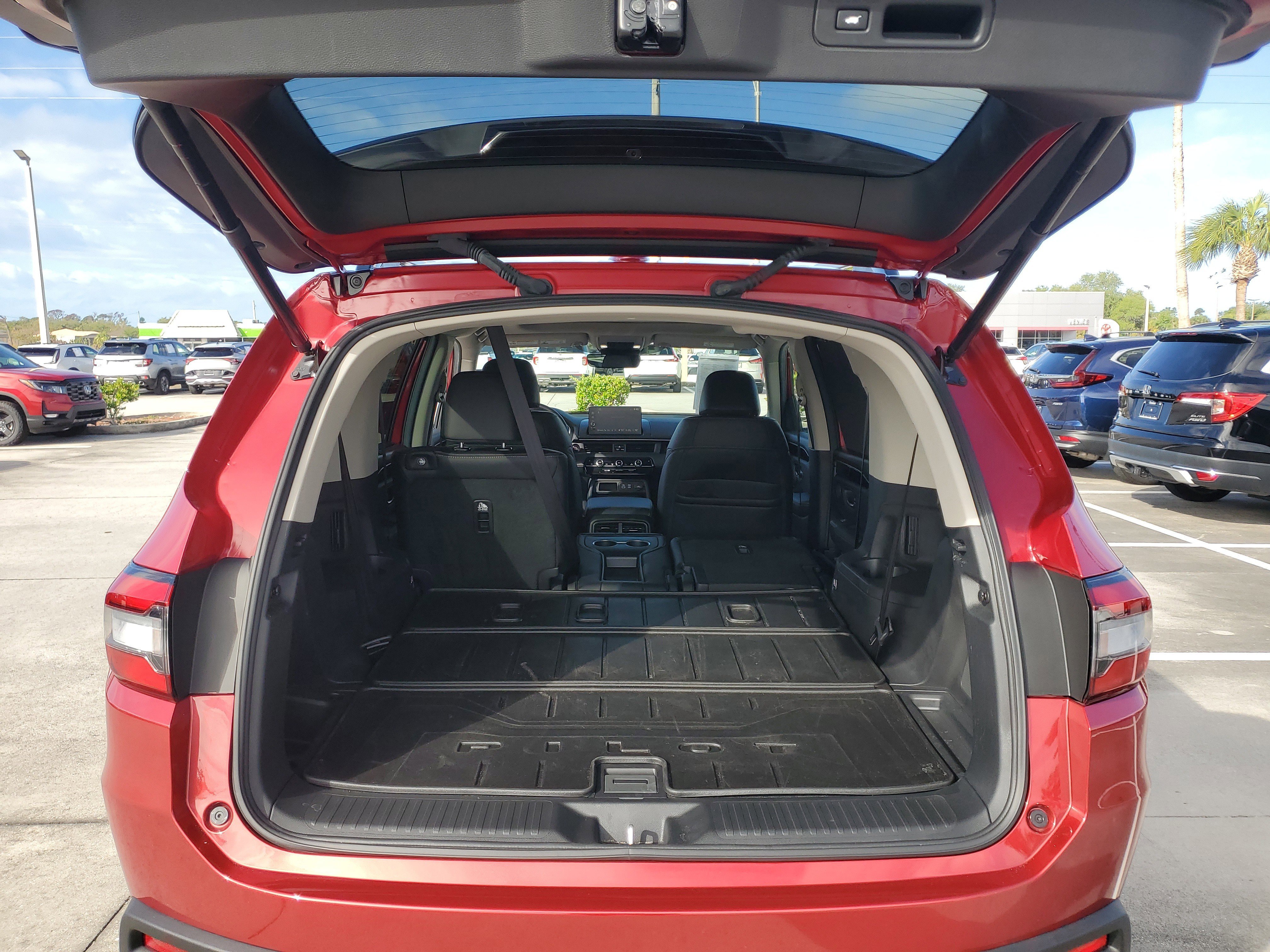 Used 2025 Honda Pilot Touring image 9