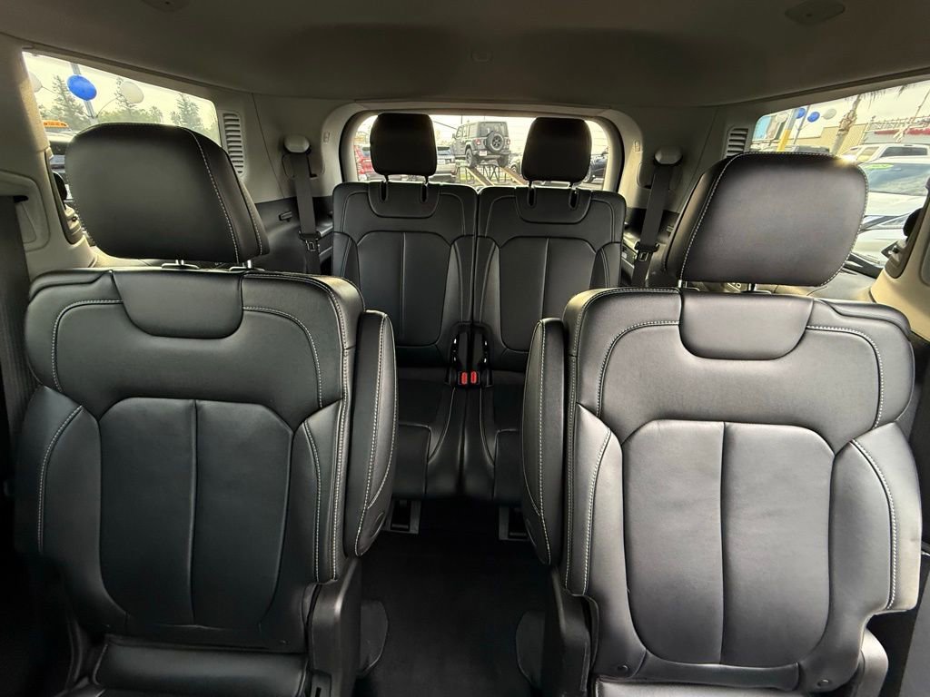 Used 2022 Jeep Grand Cherokee L Limited w/ Black Appearance Package image 11