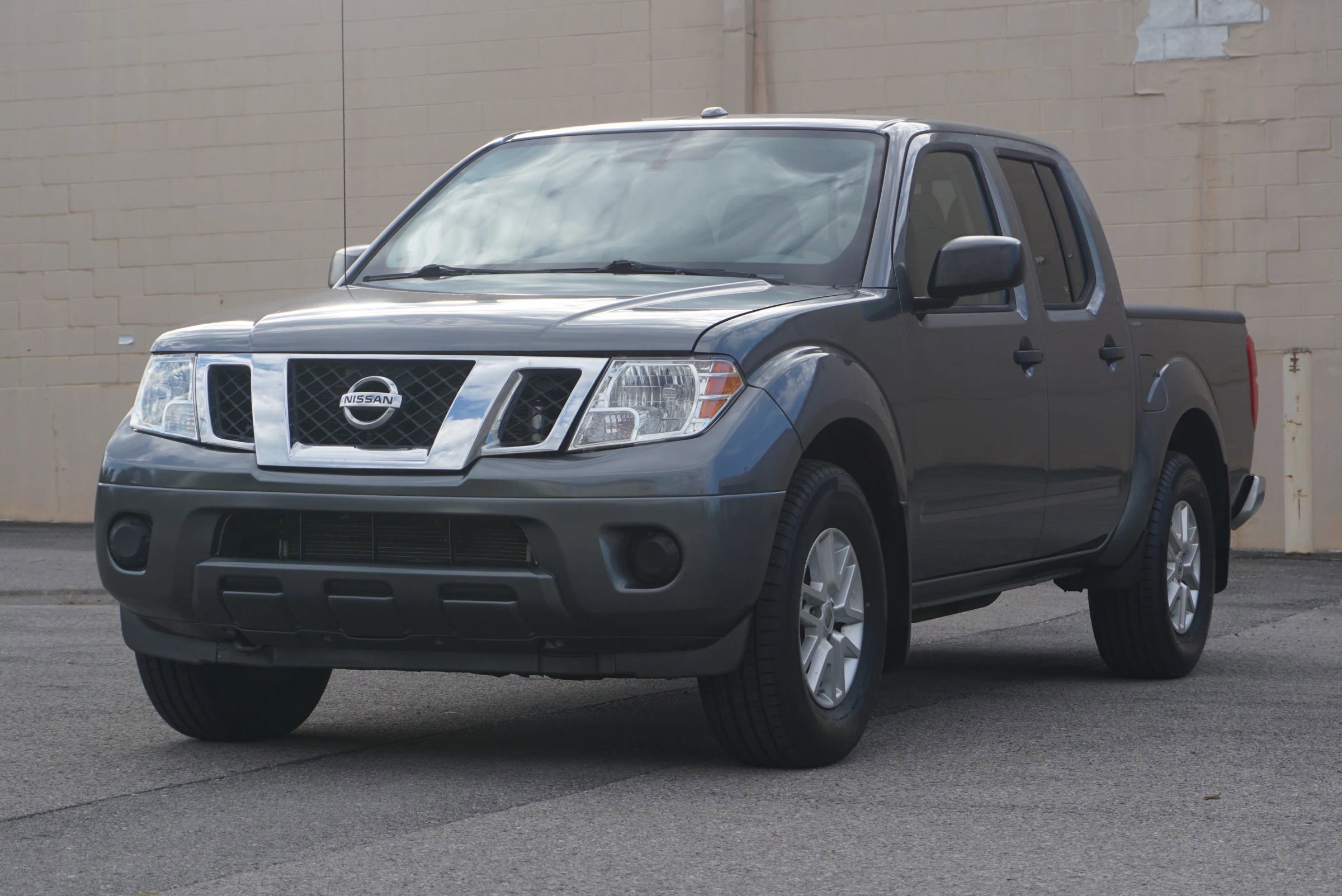 Used 2018 Nissan Frontier SV image 1