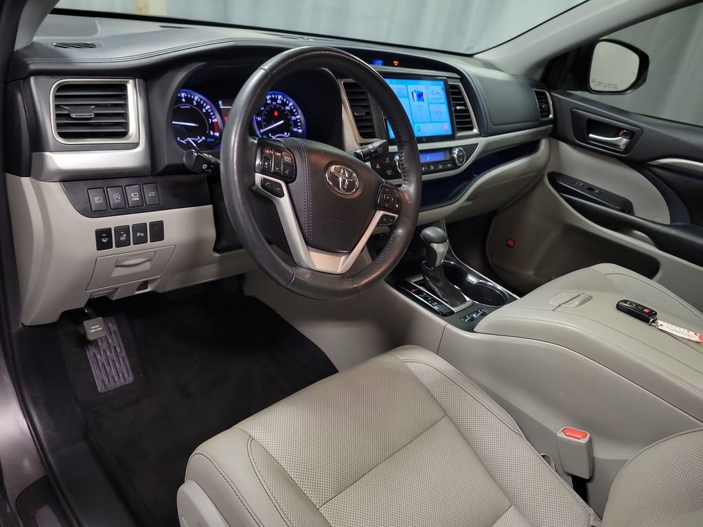 Used 2019 Toyota Highlander Limited Platinum AWD/4WD image 16
