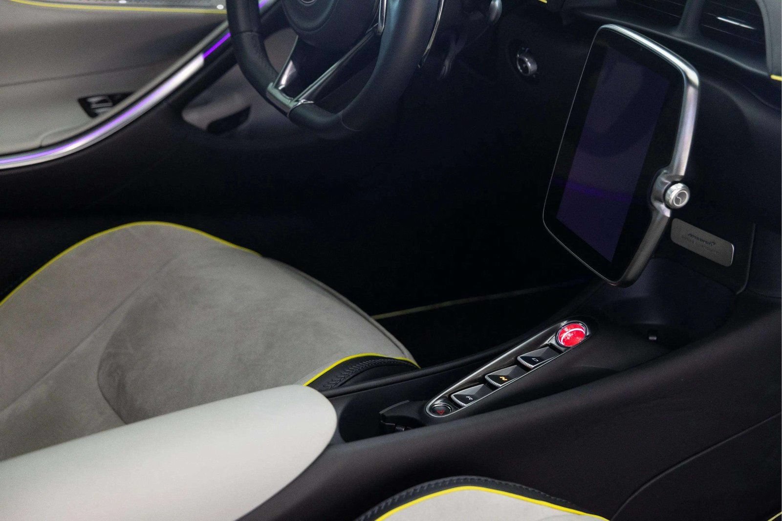 Used 2023 McLaren Artura RWD image 23