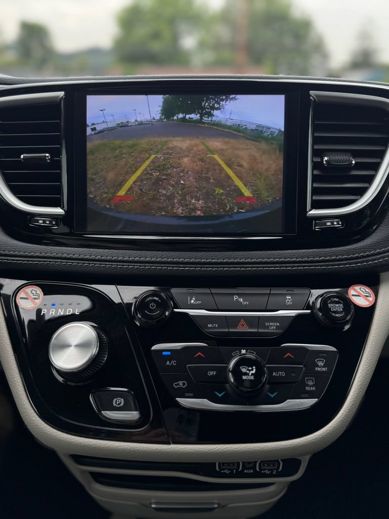 Used 2023 Chrysler Pacifica Touring-L FWD image 18