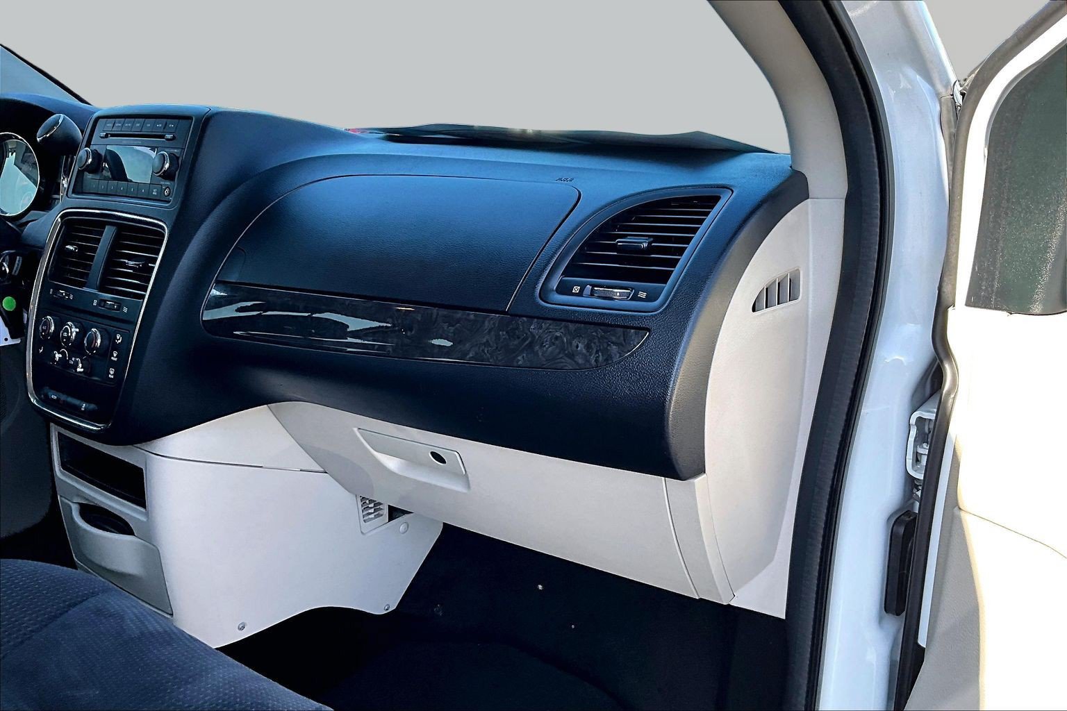 Used 2015 Dodge Grand Caravan SXT FWD image 15