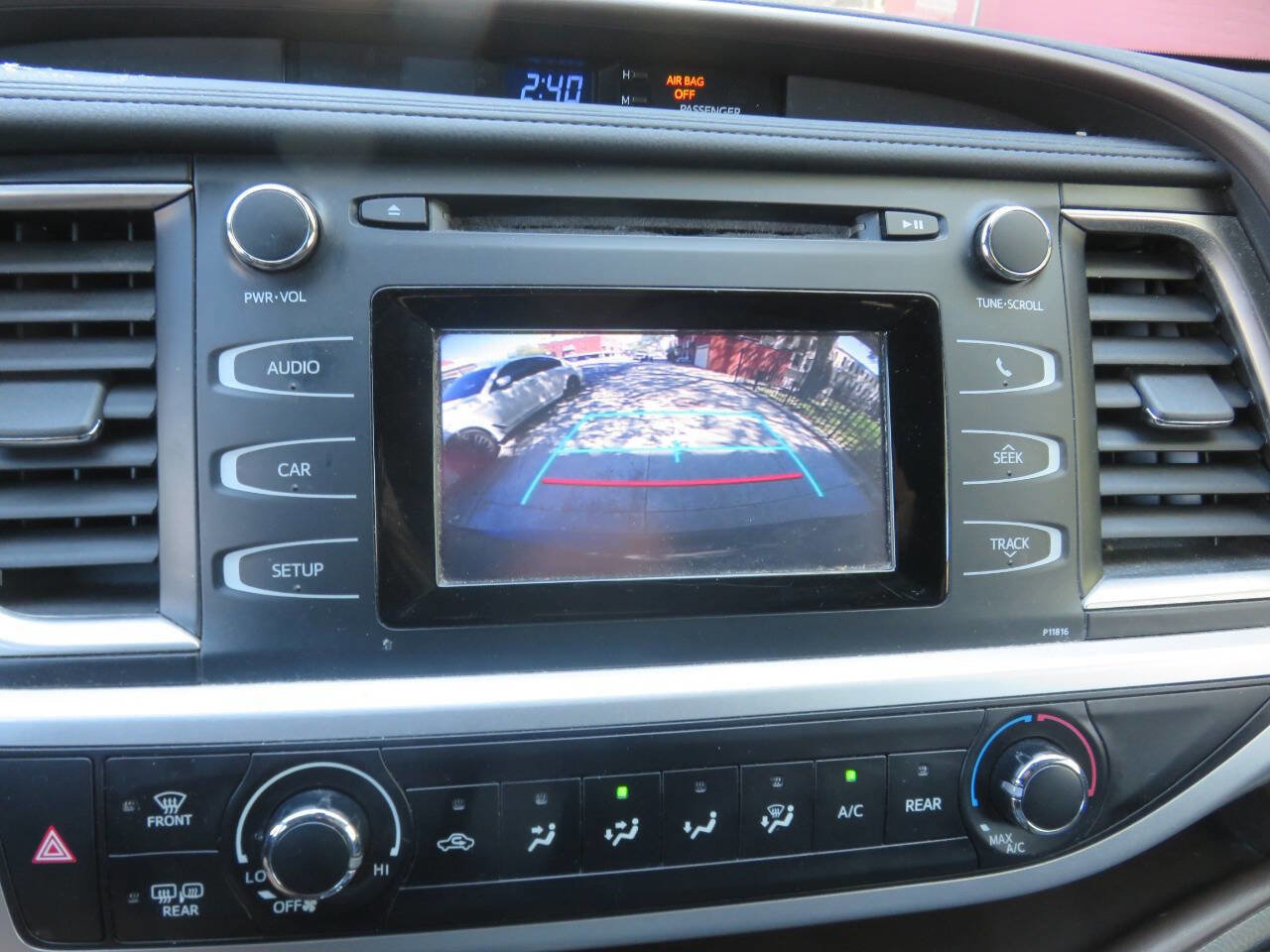 Used 2019 Toyota Highlander LE AWD/4WD image 18