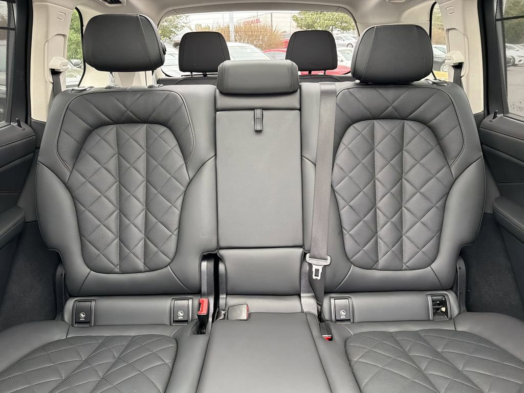Used 2025 BMW X7 xDrive40i w/ Premium Package image 32
