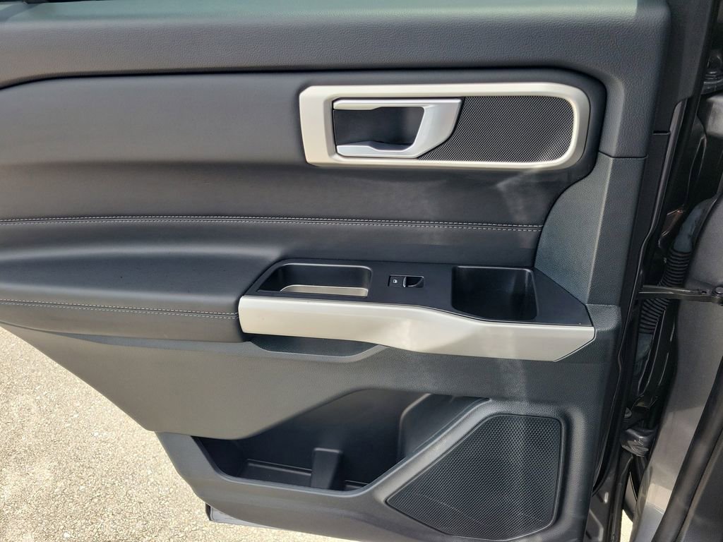 Used 2023 Ford Explorer XLT RWD image 14