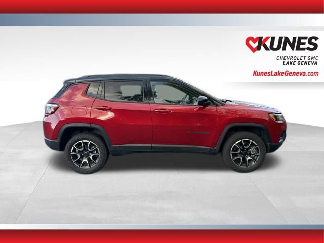 Used 2025 Jeep Compass Trailhawk image 3