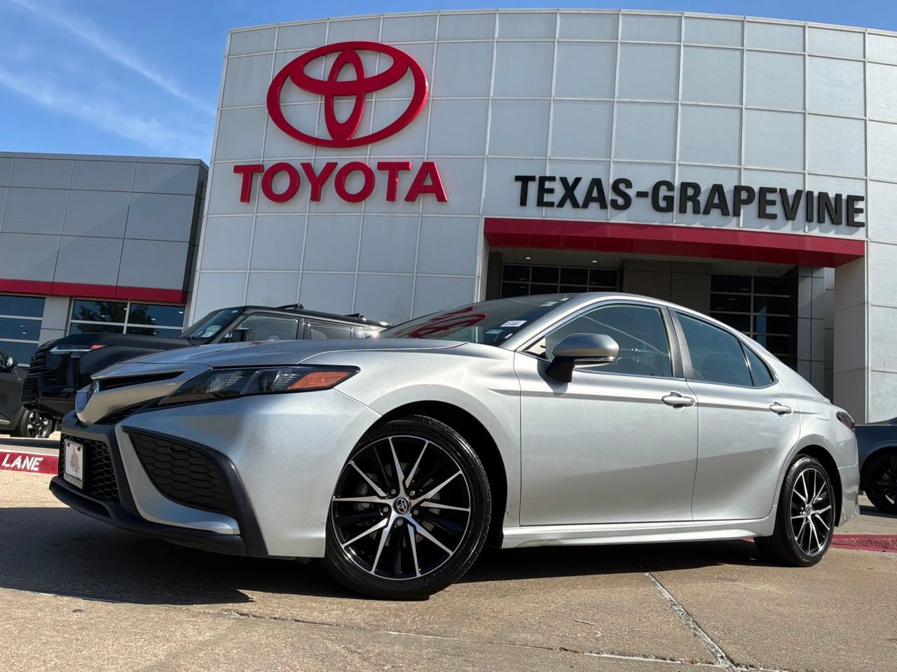 Used 2023 Toyota Camry SE FWD image 2