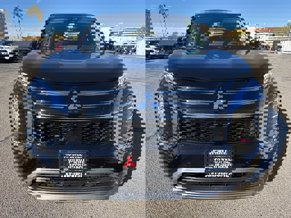 New 2025 Mitsubishi Outlander SE image 2