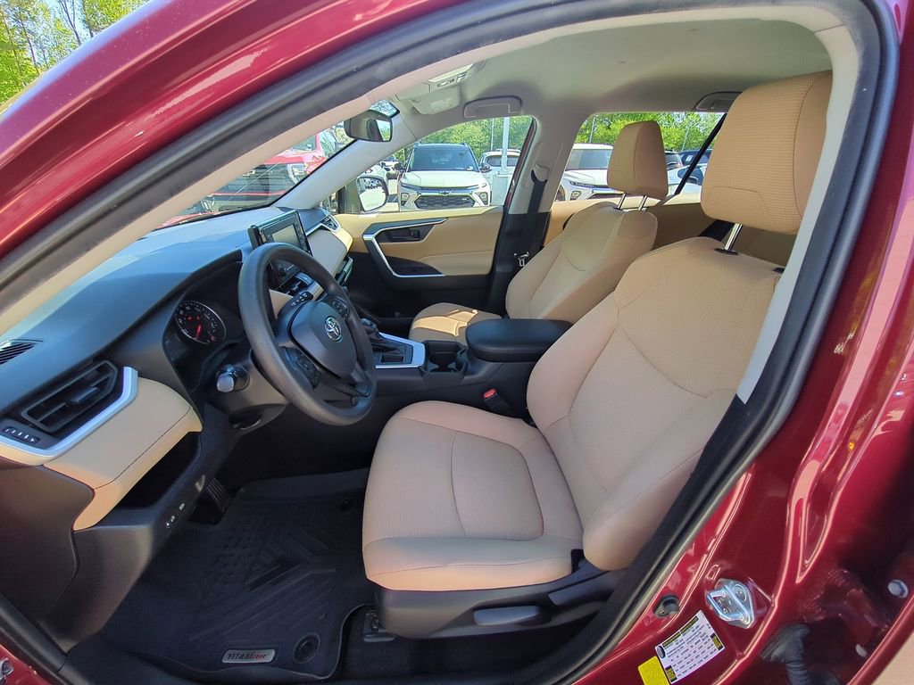 Used 2021 Toyota RAV4 LE image 16