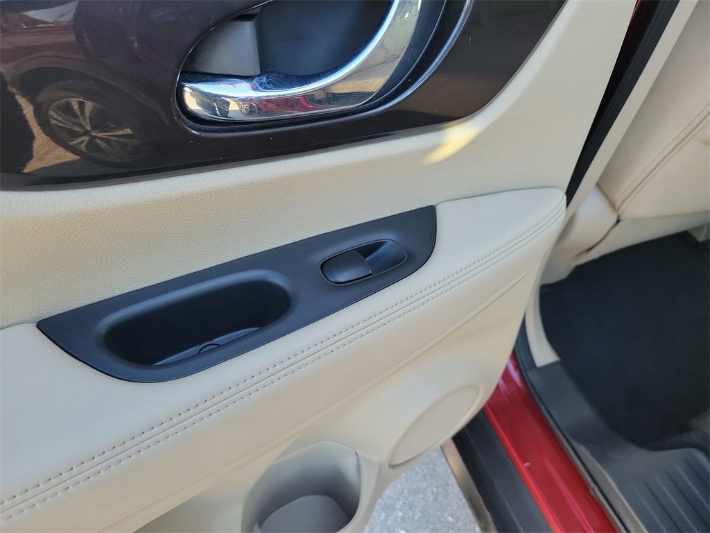 Used 2019 Nissan Rogue SV w/ Premium Package image 12