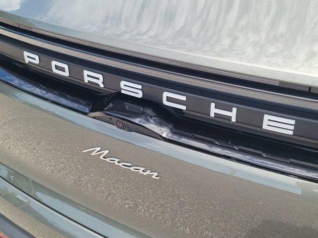 Used 2025 Porsche Macan Electric RWD image 8