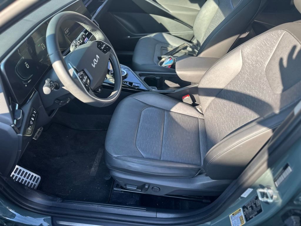 Used 2024 Kia Niro SX Touring image 9
