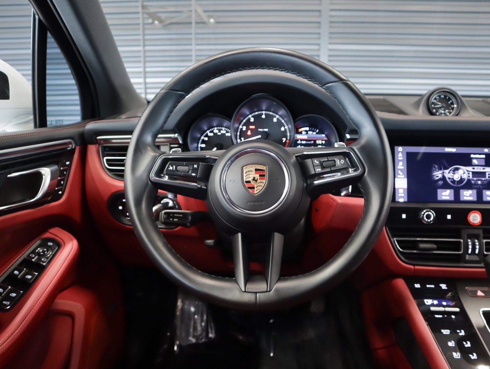 Certified 2022 Porsche Macan AWD/4WD image 13
