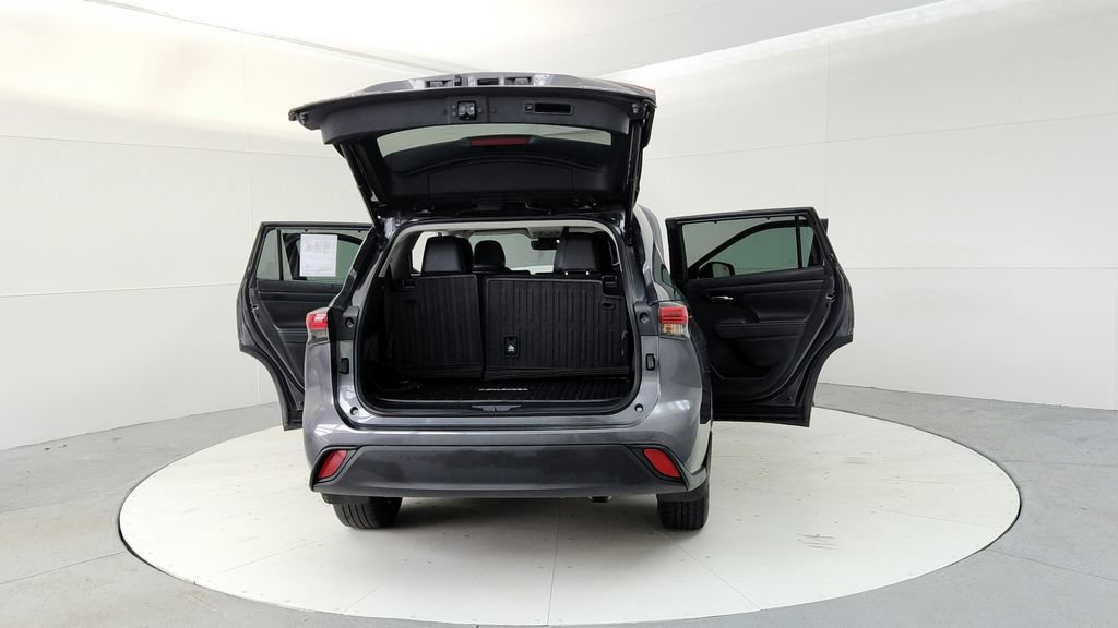 Used 2023 Toyota Highlander XLE AWD/4WD image 11