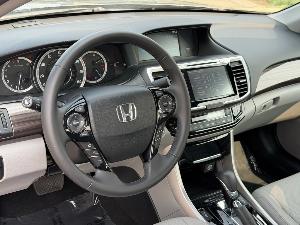 Used 2017 Honda Accord Touring image 23