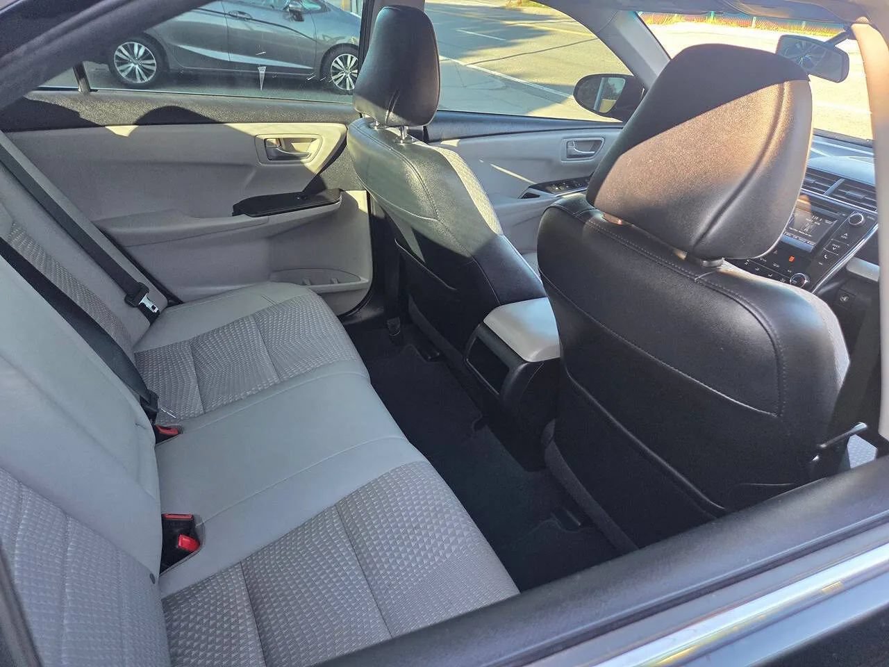 Used 2015 Toyota Camry SE FWD image 8