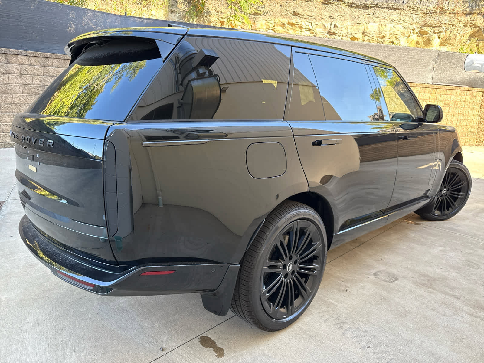 New 2025 Land Rover Range Rover Long Wheelbase SE image 3