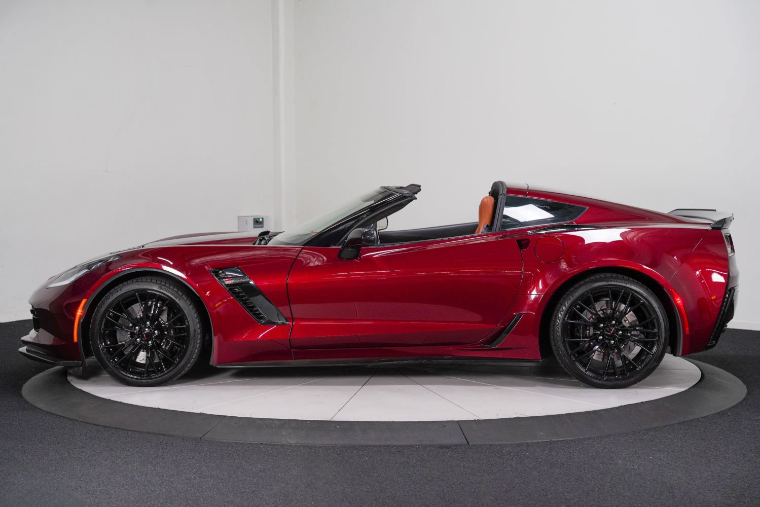Used 2016 Chevrolet Corvette Z06 w/ 3LZ Preferred Equipment Group RWD image 8